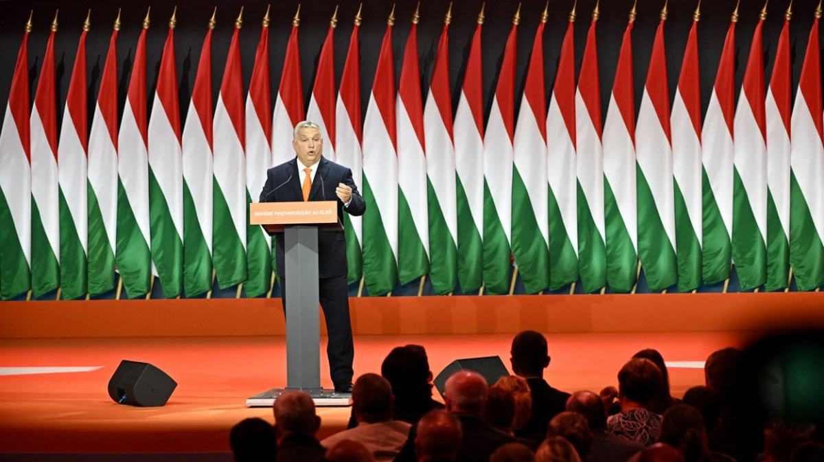 Netancujme, jak pískají von der Leyenová se Sorosem, vyzývá na billboardech Orbánova partaj