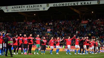 Čeští fotbalisté i bez tří flamendrů porazili Moldavsko a postupují na Euro, Šilhavý končí