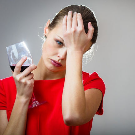 Vědci vyřešili tisíciletou záhadu, proč nás může z červeného vína bolet hlava
