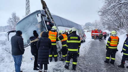 Aktualizováno: Jihočeský hejtman vyhlásil v kraji kvůli sněhu kalamitní stav; problémy jsou v celém Česku