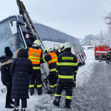 Jihočeský hejtman vyhlásil v kraji kvůli sněhu kalamitní stav; problémy jsou v celém Česku