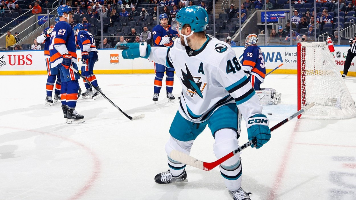 Hertl skóroval dvakrát při hře bez gólmana a zkompletoval šestý hattrick v NHL