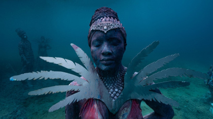 Pod mořskou hladinou v Karibiku začal korálový karneval soch