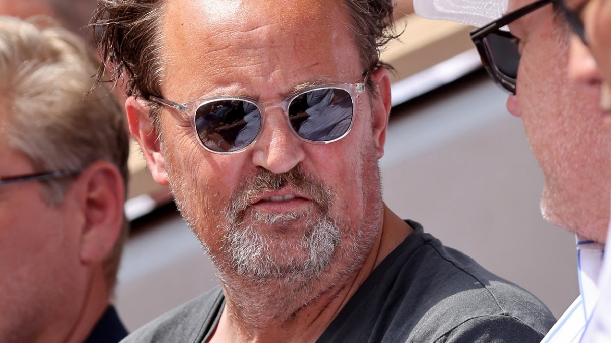 Herec Matthew Perry zemřel po požití ketaminu, uvádí výsledky pitvy