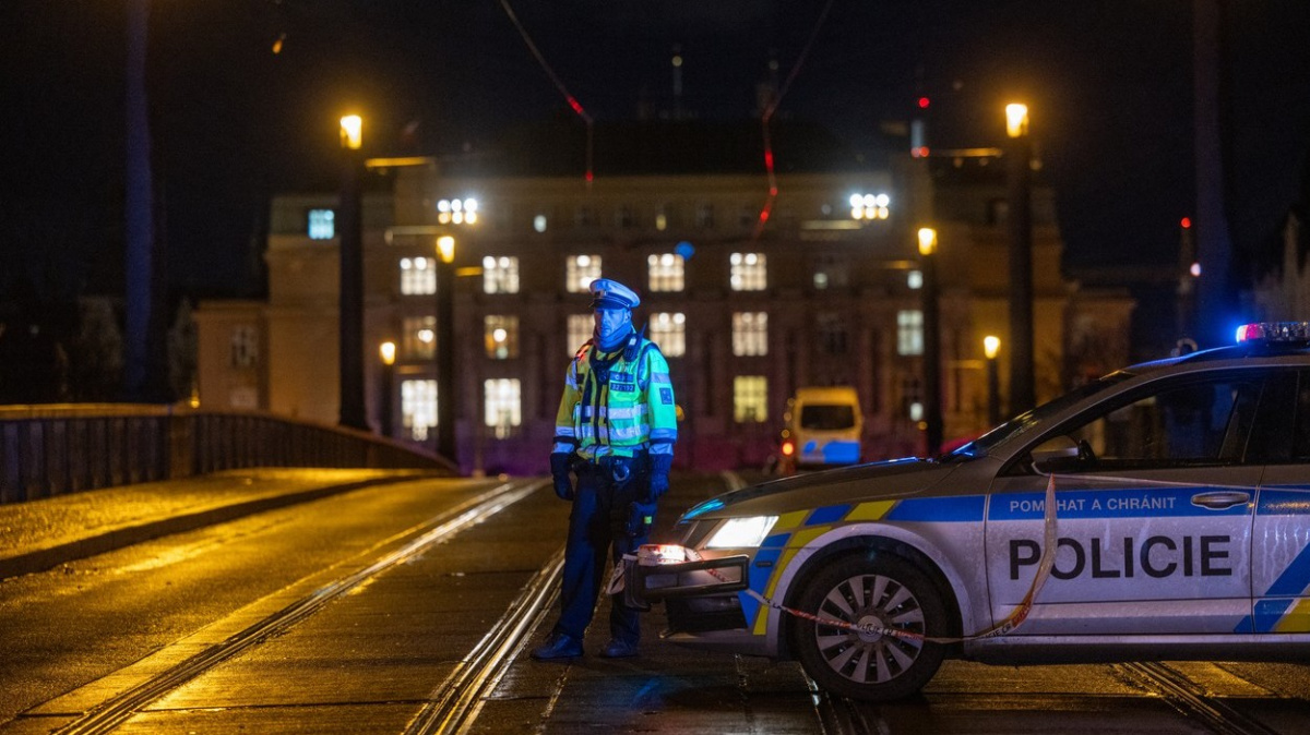 V Česku bude 23. prosince kvůli tragické střelbě na FF UK den státního smutku