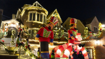 Vánočně vyzdobené domy v USA