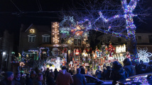 Vánočně vyzdobené domy v  USA