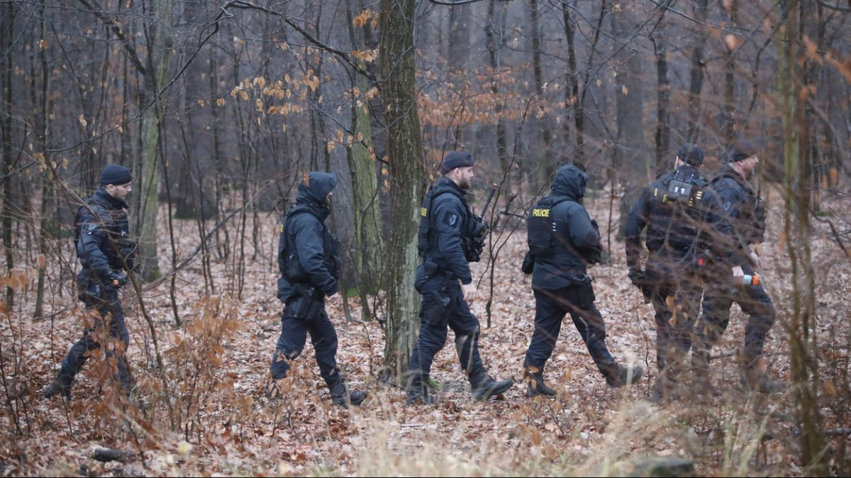 Vražedná zbraň z Klánovického lesa odpovídá zbrani z domu, kde bydlel střelec z filozofické fakulty