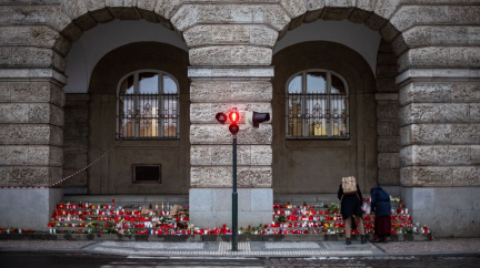 Aktualizováno: Den státního smutku: Česko si připomíná oběti masakru na filozofické fakultě