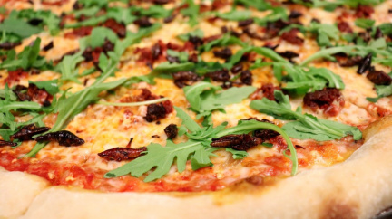 Co nejhnusnějšího si lze dát na pizzu? Italský svaz sestavil seznam hrůzných přísad