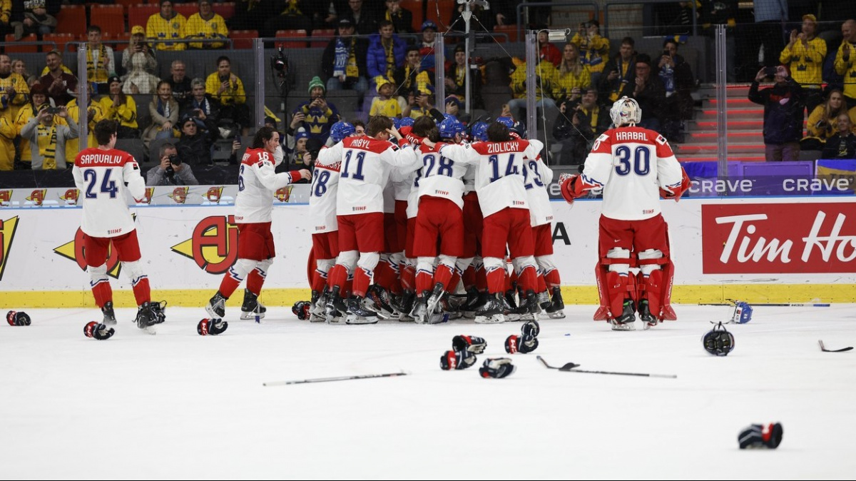 Česká hokejová dvacítka slaví po velkém obratu bronz na MS: Porazila Finsko 8:5