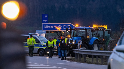 Aktualizováno: Němečtí zemědělci protestují proti vládním škrtům; zablokovali i přechody s Českem