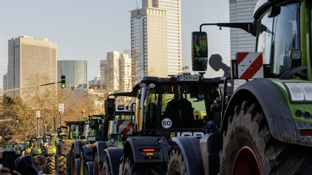 Němečtí zemědělci opět blokovali dálnice, v Chotěbuzi troubili na kancléře