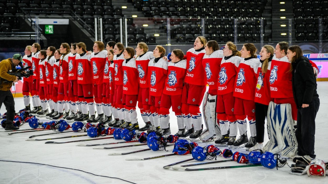 Women's ice hockey players won historic silver medal at 18 World Championships, lost in final to USA |  News