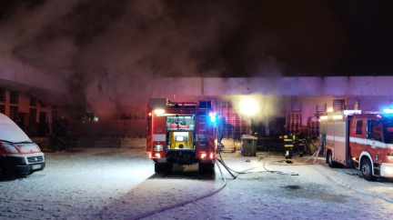 Aktualizováno: Požár nákupního domu v Chomutově zřejmě způsobilo dítě odpalující pyrotechniku