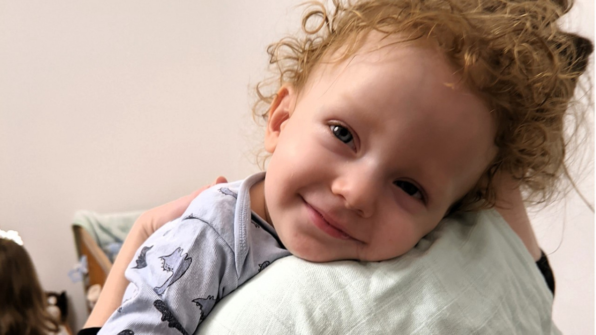 Chlapec, na jehož záchranu lidé darovali přes 150 milionů, odletěl na léčbu do Francie