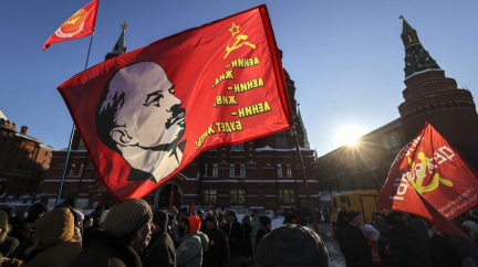 ‚Je to náš ideál!‘ Rusové uctili památku vůdce bolševiků Lenina