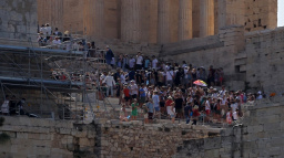 Turisté vyhladovělí pandemií vzali oblíbené destinace útokem. Kde hrozí tzv. overturismus?