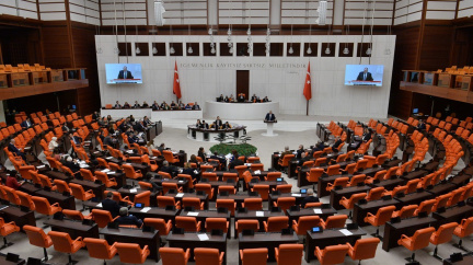 Turecký parlament schválil vstup Švédska do NATO, ratifikaci dokončí Erdogan