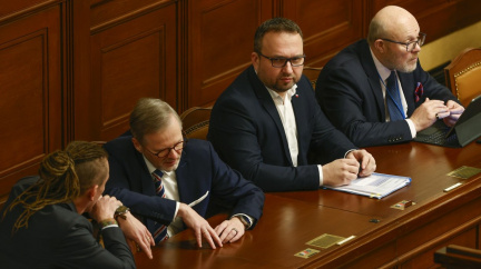 Vládní koalice uťala po 63 hodinách debatu: Sněmovna podpořila novelu o korespondenční volbě