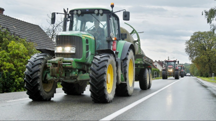 Stovky traktorů zablokovaly dopravu v centru Bruselu před sídlem EP