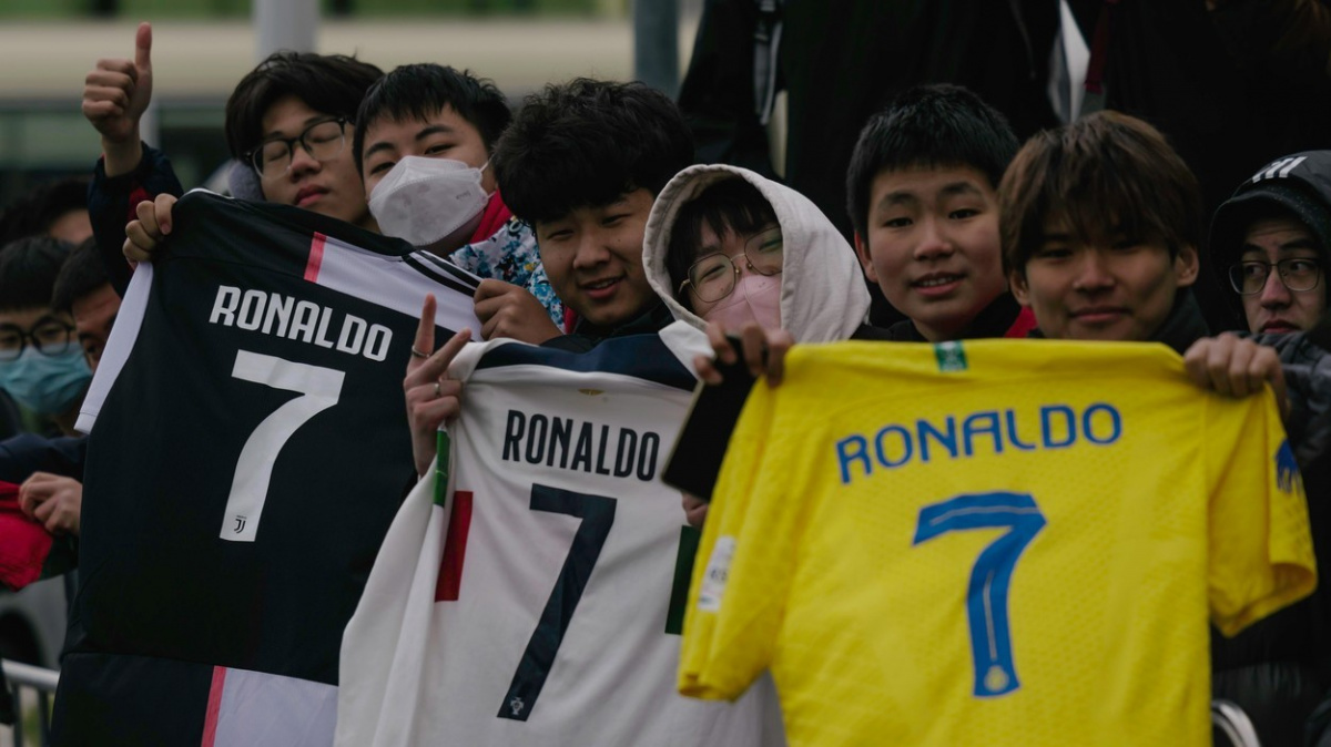 Fotbalové kluby loni za posily utratily rekordních 220 miliard korun