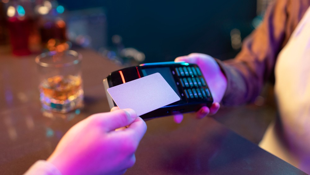 Víte, jak to máte s placením v zahraničí?