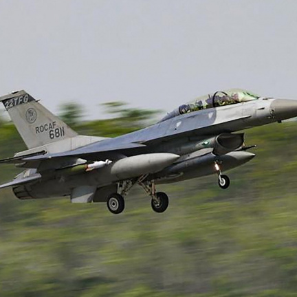 ČR předala ukrajinskému letectvu simulátor pro výcvik na stíhačkách F-16