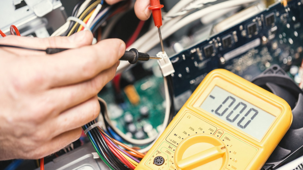 Jak funguje voltmetr a jak ho zapojit?