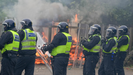 Rabující násilníci zapálili ve Velké Británii hotel s migranty, knihovnu a zranili přes desítku policistů