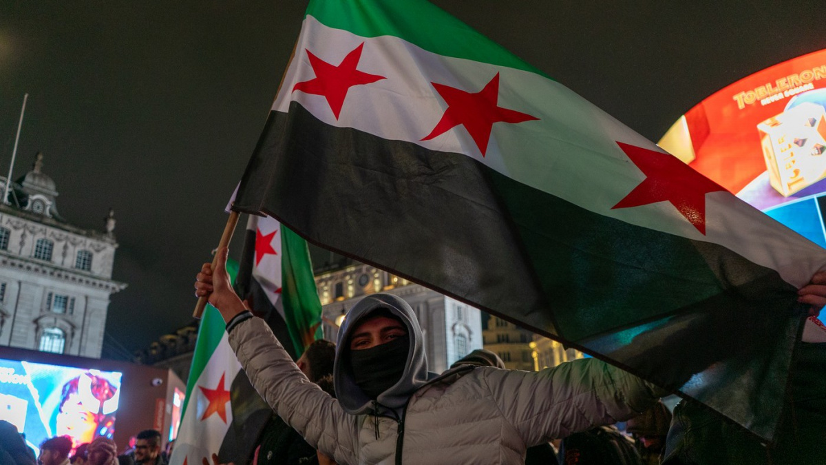 Vláda v Sýrii padla, kontrolu přebírají rebelské skupiny, z nichž část tvoří islamisté