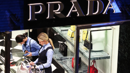 Italský módní dům Prada má podle italských médií zájem o společnost Versace