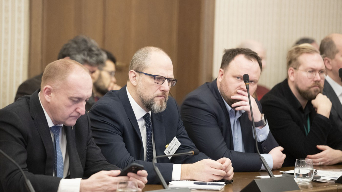 Ne všude je při pohledu do peněženky smutno. Poslanci si radši schválili vyšší platy