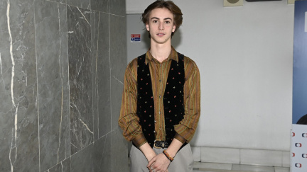 Potomek hvězdného páru odešel z domu už v šestnácti. Dnes září v novém seriálu