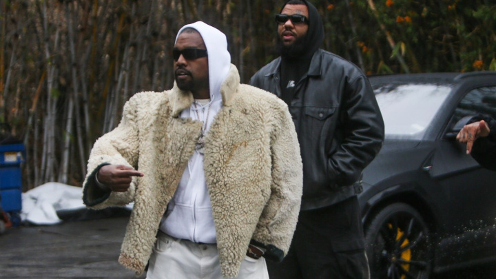 Rapper Kanye West prodává trička se hákovým křížem