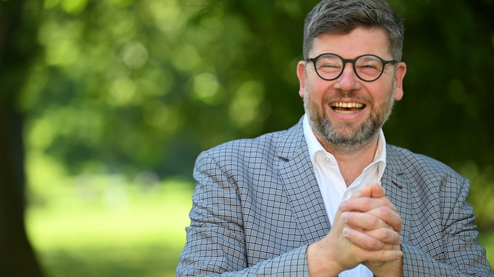 Exministr Pospíšil poprvé ukázal svou vymodlenou dcerku: "První máj je lásky čas"