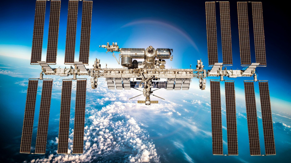 Posádka uvězněná ve vesmíru se vrací na Zem, přenos můžete sledovat živě díky NASA