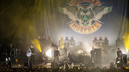 Kapela tvrdě setřela fanouška s MAGA čepicí – Elon Musk jim za to zablokoval účet