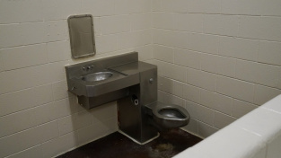 Vybavení jednoho z lepších detenčních center