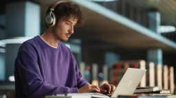 Práce se sluchátky: jak hudba ovlivňuje produktivitu v roce 2025