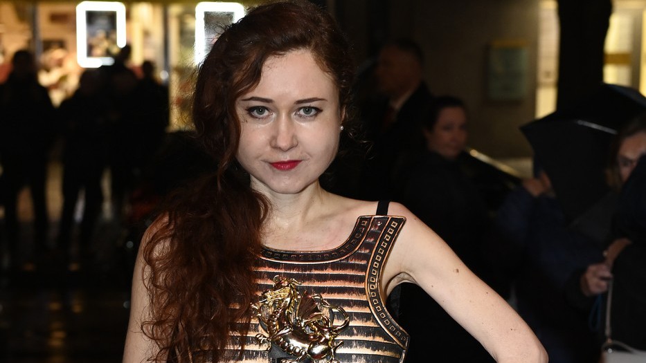 Nedá si pokoj: Režisérka zase polonahá, na premiéru se oblékla do pásku z květů