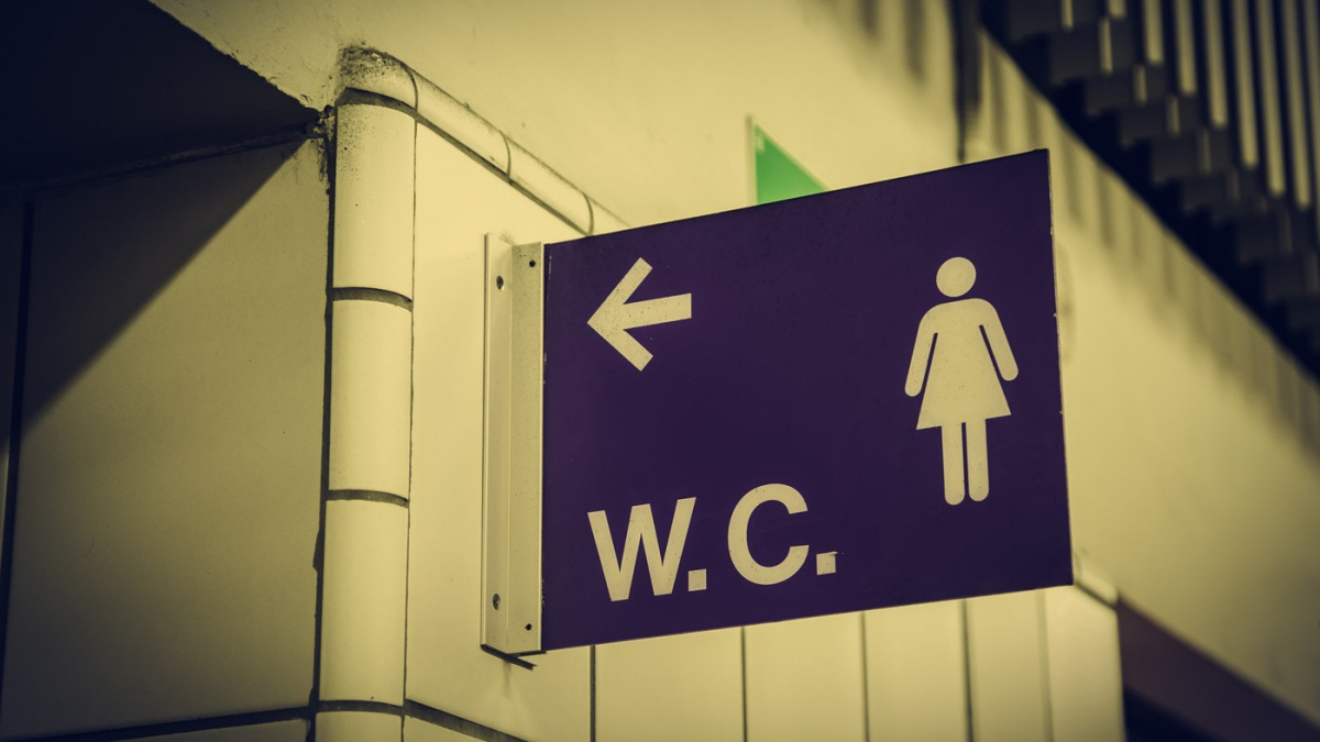 Nemá na nájem, tak spí na záchodě: Příběh mladé dívky šokoval internet