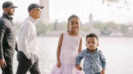 Náhoda jednou za život: Do rodinné fotografie se omylem připletl Barack Obama. Snímek obletěl celý svět