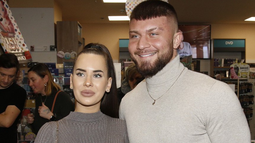 Zásnuby ve velkém stylu: Český zápasník a influencer žádal o ruku na soukromém ostrově