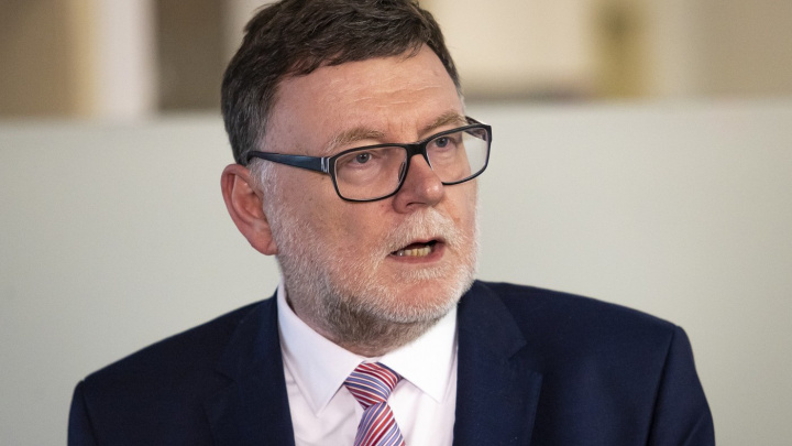 Vláda chce zase měnit ústavu a zavést pojem "zdravých financí". Populismus?