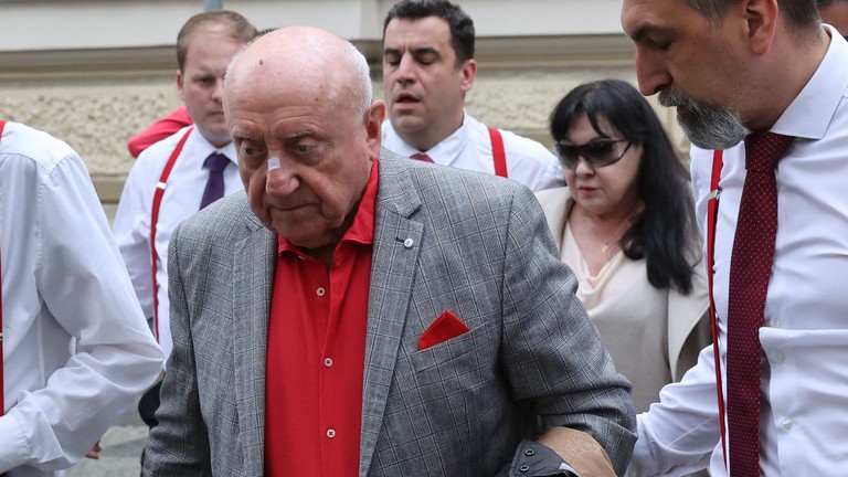 Až příliš velká bolest. Zlomený Felix Slováček nezvládl na pohřbu splnit poslední přání své dcery