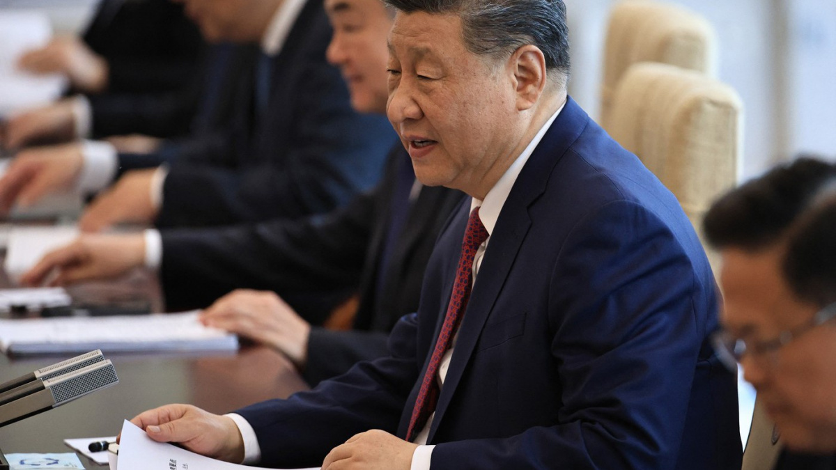 Obchodní válka na ostří nože: USA přitvrzují, Čína sahá po své nejmocnější zbrani