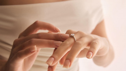 A je po veselce. Hvězda Bacheloru zahodila zásnubní prsten do řeky