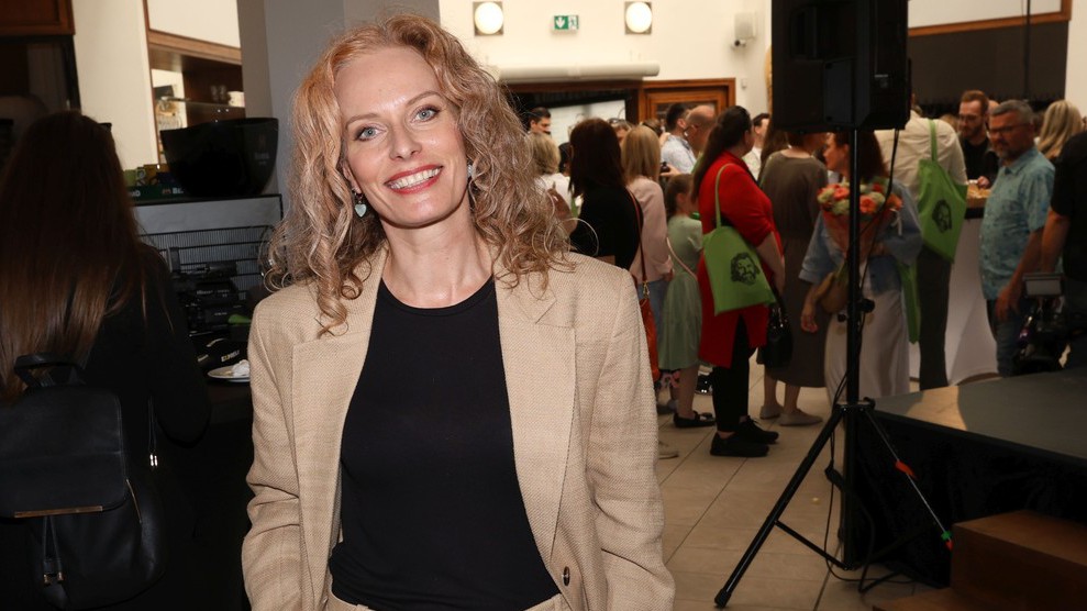 Uhodli byste věk? Za perfektní pletí moderátorky televizních zpráv se skrývá nečekaný fígl