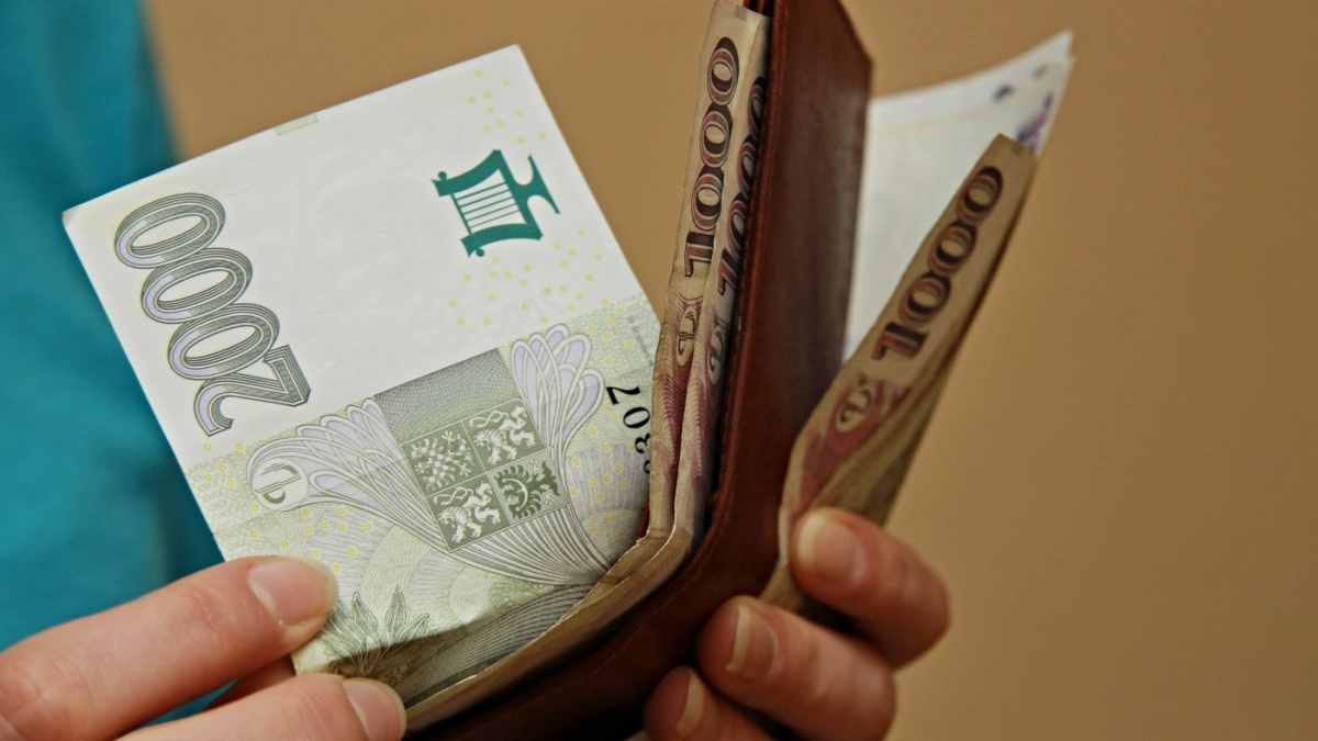 Češi konečně začali utrácet: Ekonomika ožila, ale hrozí jí rána z Ameriky